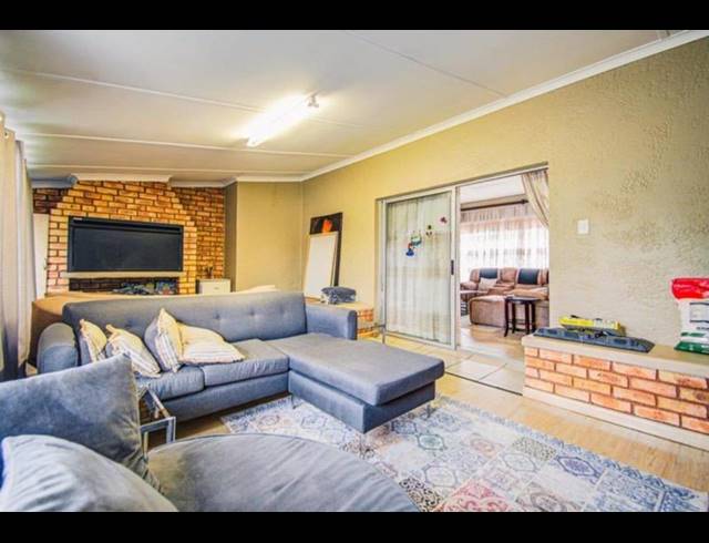 4 BEDROOM HOUSE FOR SALE IN PARKDENE